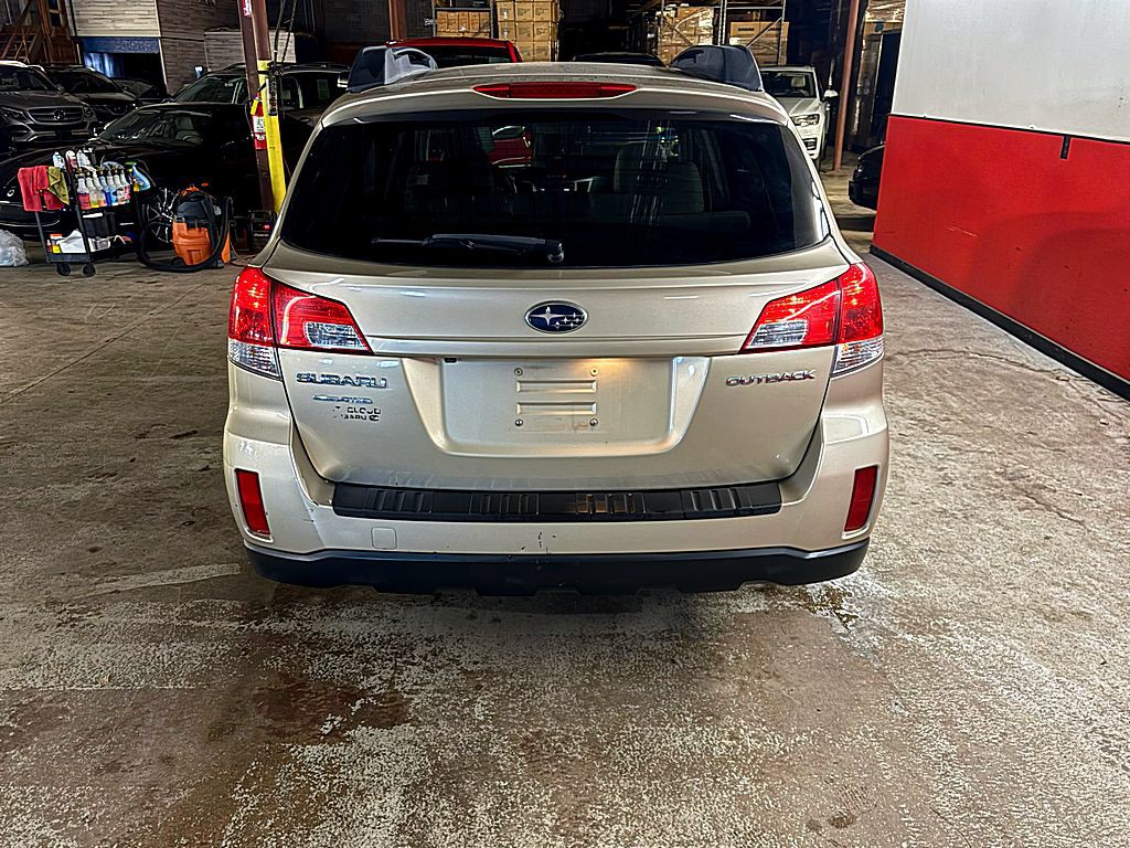 2010 Subaru Outback Image 6