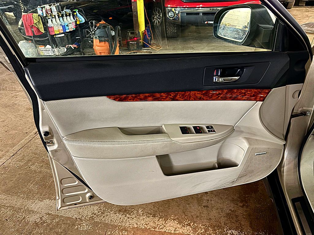 2010 Subaru Outback Image 16