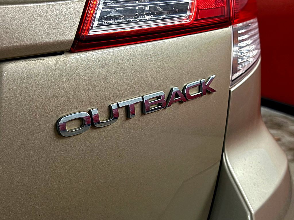 2010 Subaru Outback Image 25