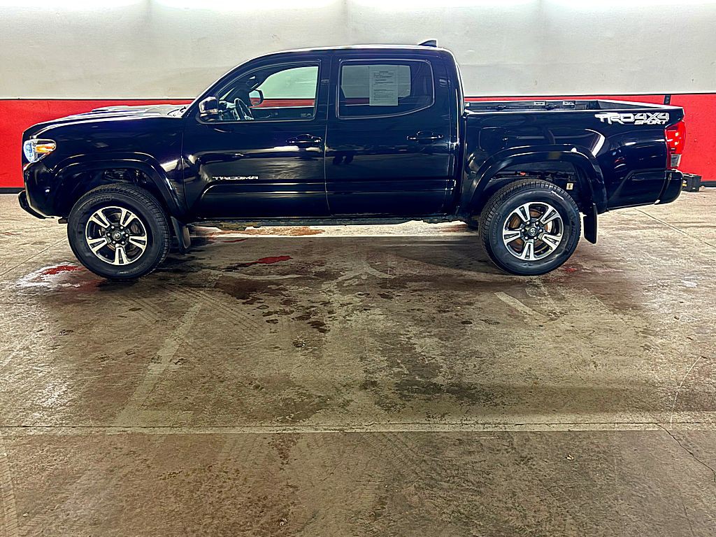 2017 Toyota Tacoma Image 4