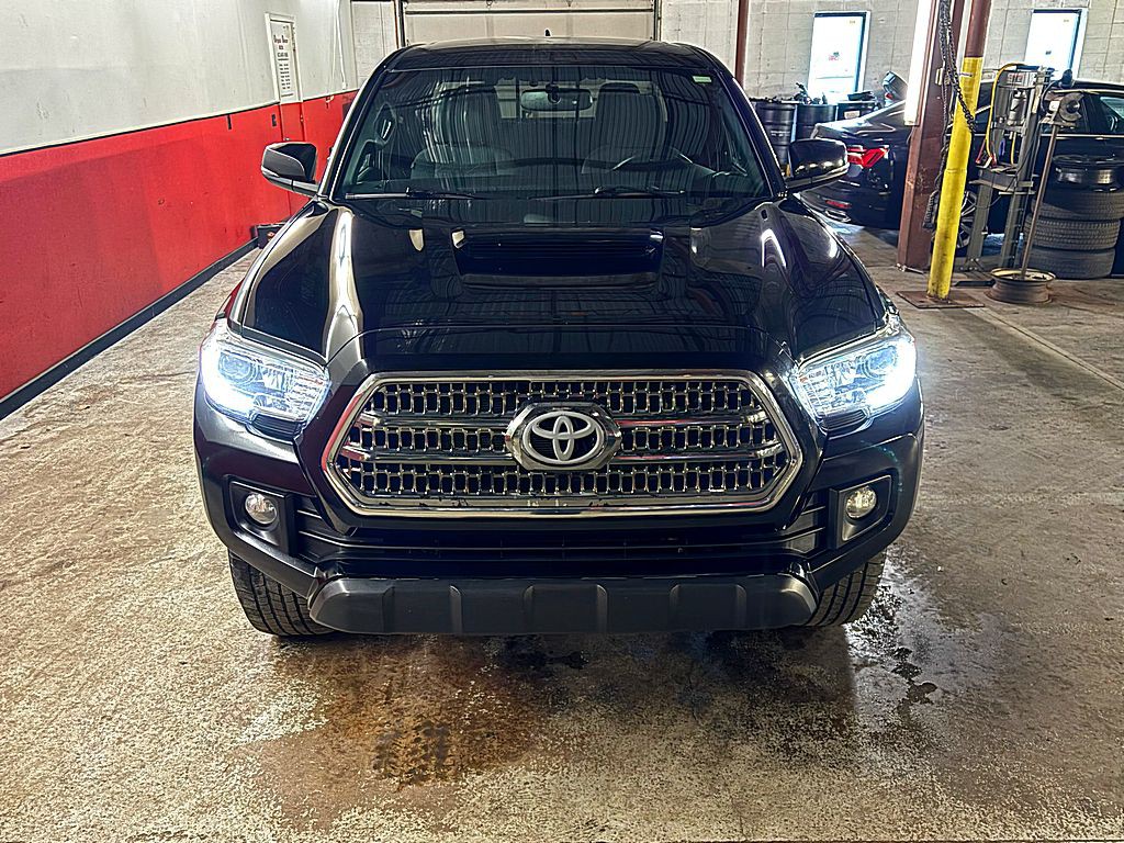 2017 Toyota Tacoma Image 9
