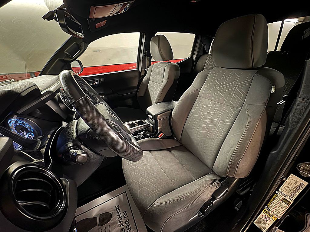 2017 Toyota Tacoma Image 10