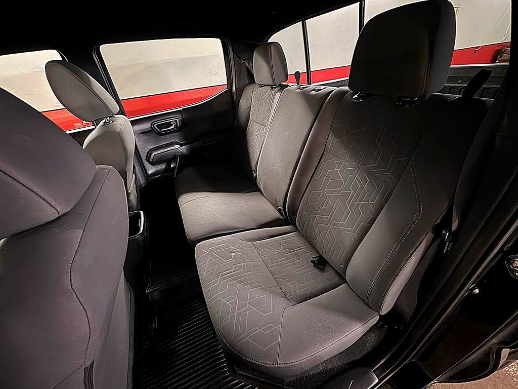 2017 Toyota Tacoma Image 19