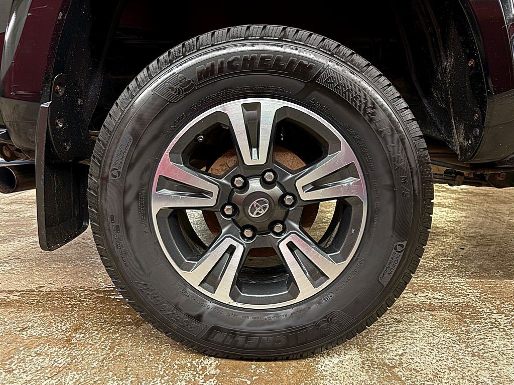 2017 Toyota Tacoma Image 24