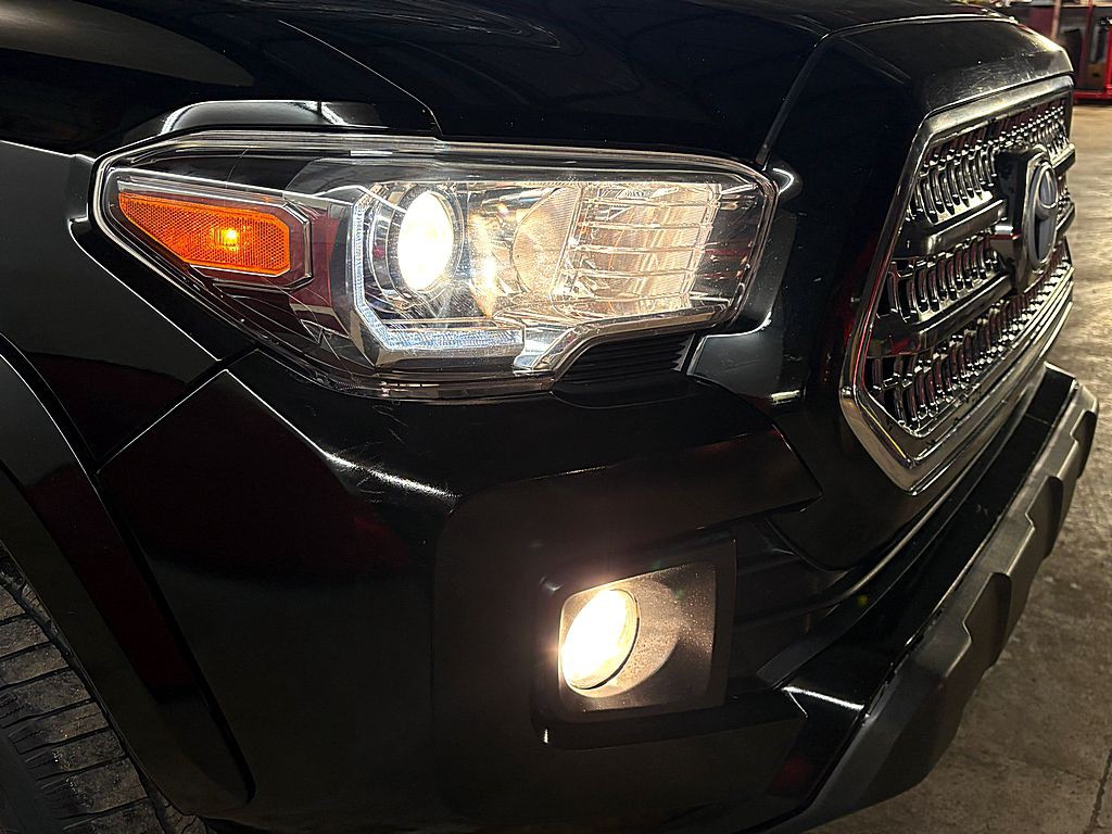 2017 Toyota Tacoma Image 27