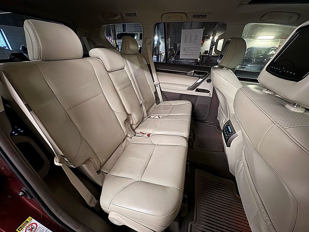 2015 Lexus GX Image 32