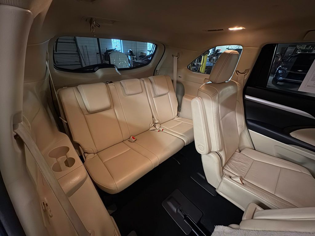 2015 Toyota Highlander Image 26