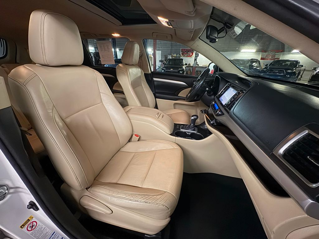 2015 Toyota Highlander Image 28