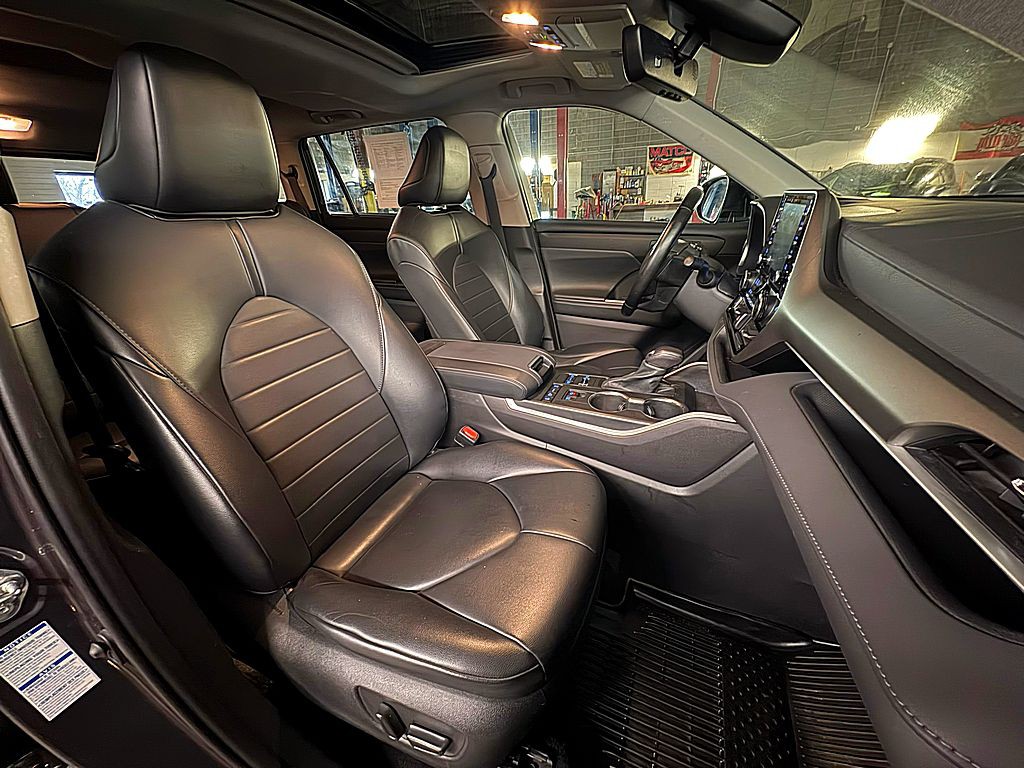 2021 Toyota Highlander Image 28