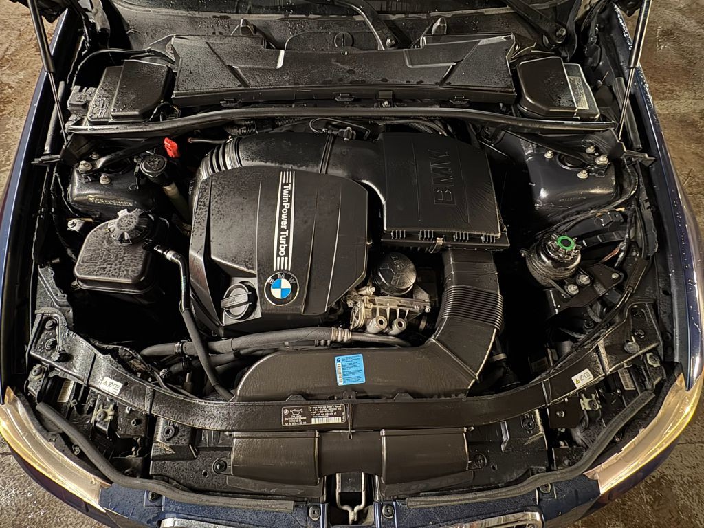 2011 BMW 3 Series Image 2