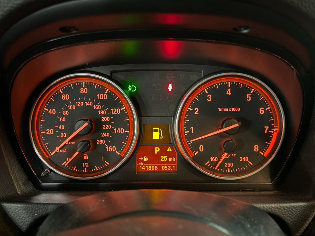 2011 BMW 3 Series Image 12