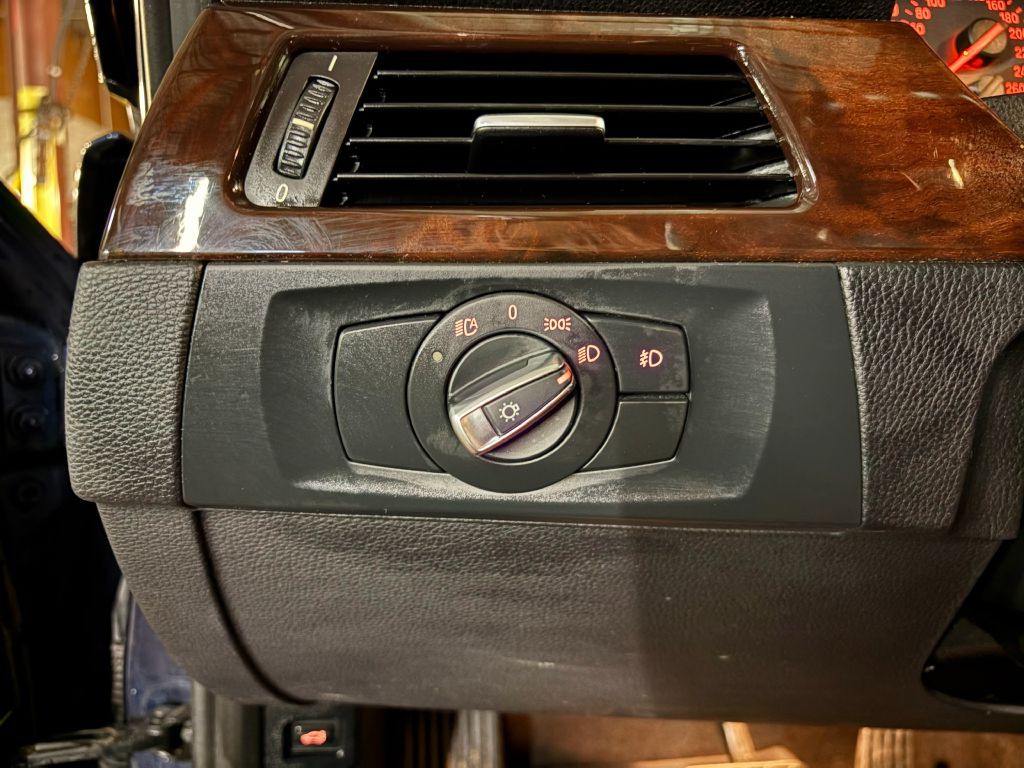 2011 BMW 3 Series Image 17