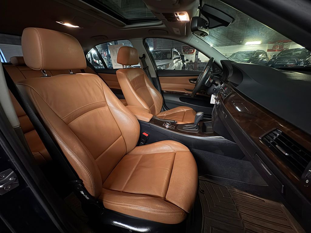 2011 BMW 3 Series Image 23