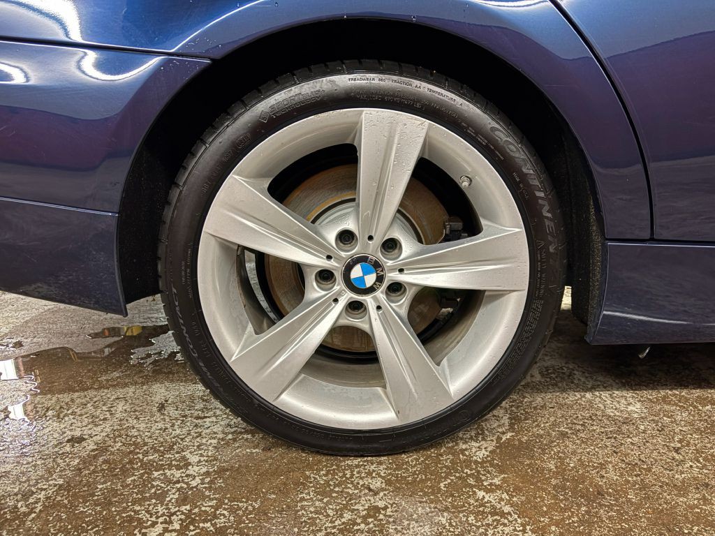 2011 BMW 3 Series Image 25