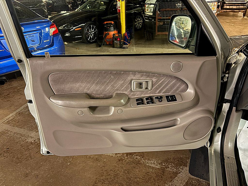 2004 Toyota Tacoma Image 16