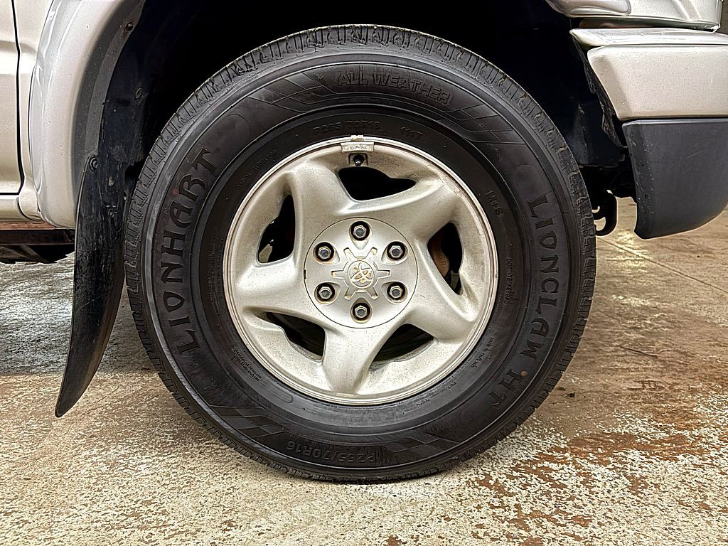 2004 Toyota Tacoma Image 21