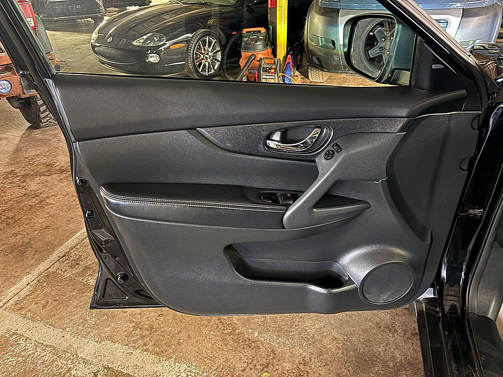 2016 Nissan Rogue Image 18