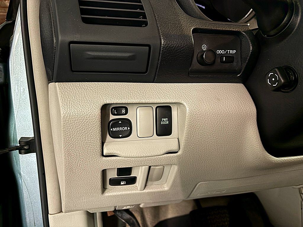 2005 Lexus RX Image 16