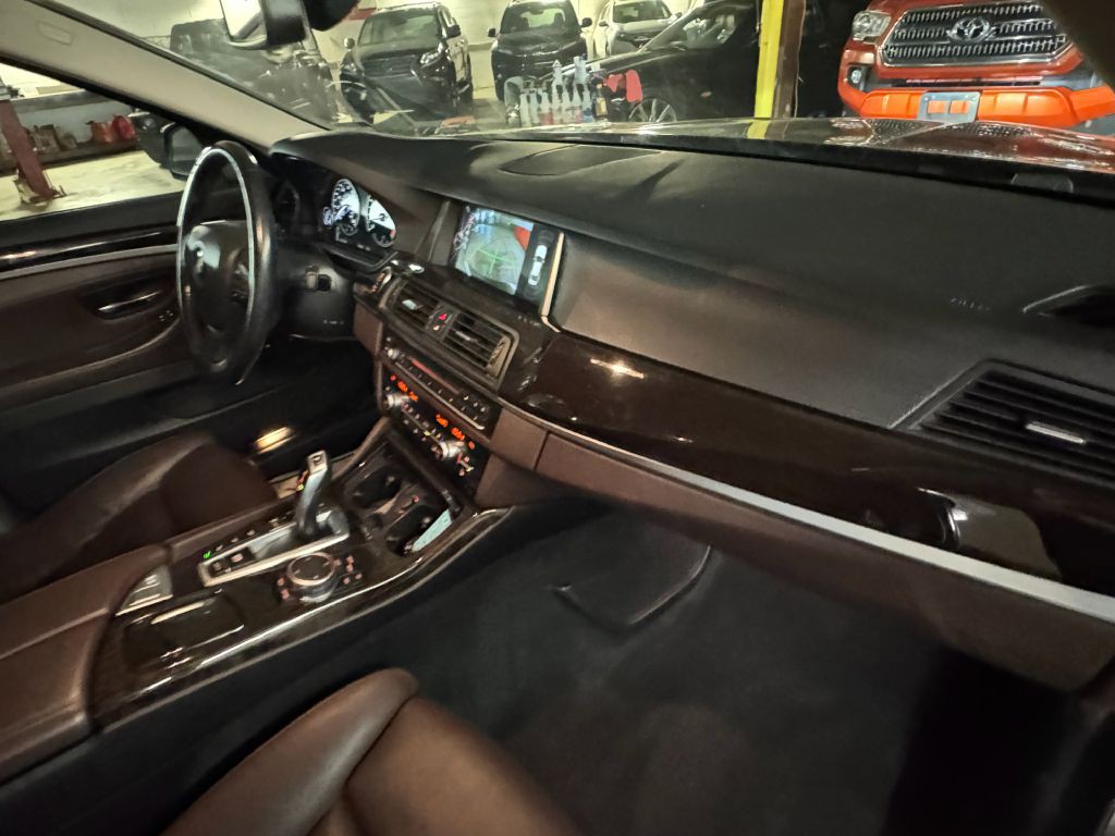 2015 BMW 5 Series Image 25