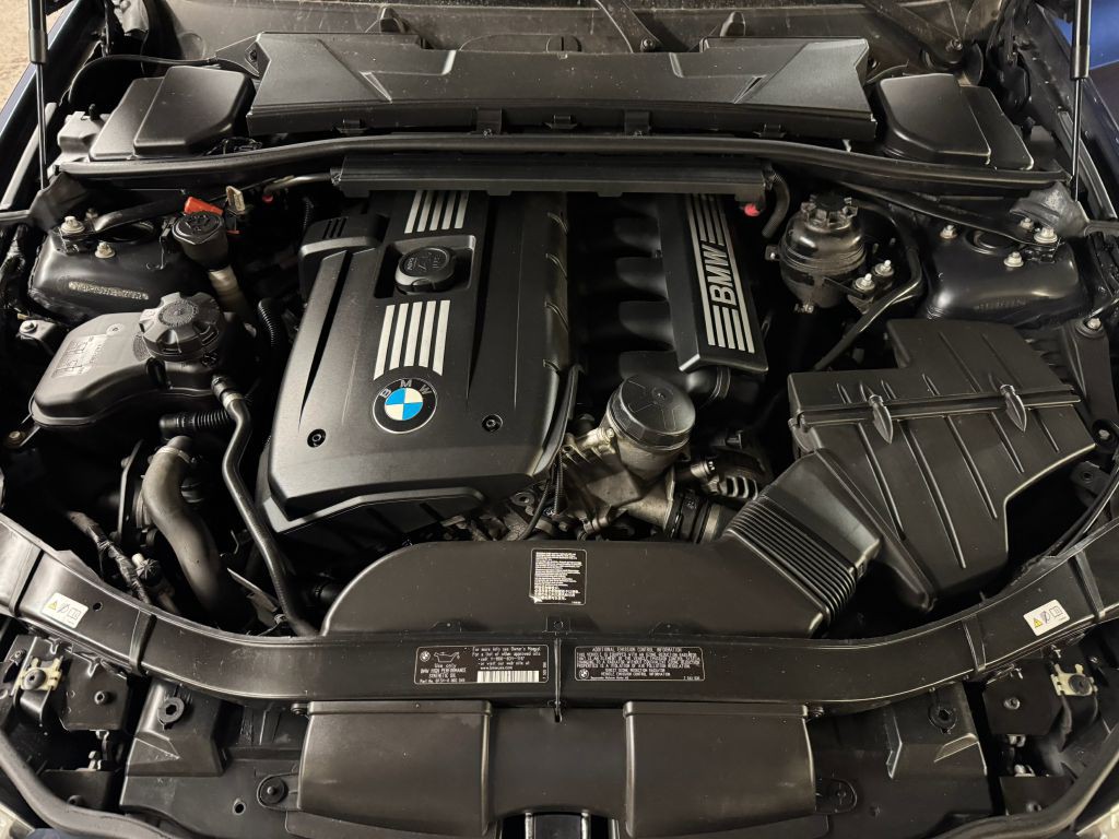 2011 BMW 3 Series Image 2