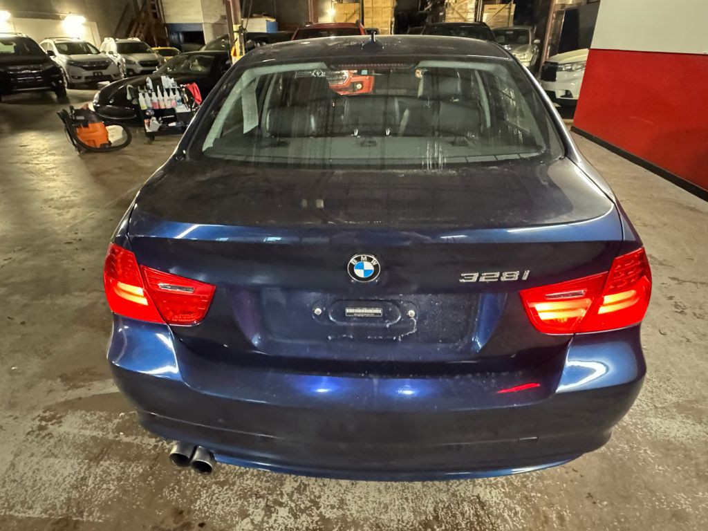 2011 BMW 3 Series Image 6