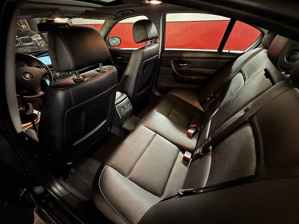 2011 BMW 3 Series Image 17