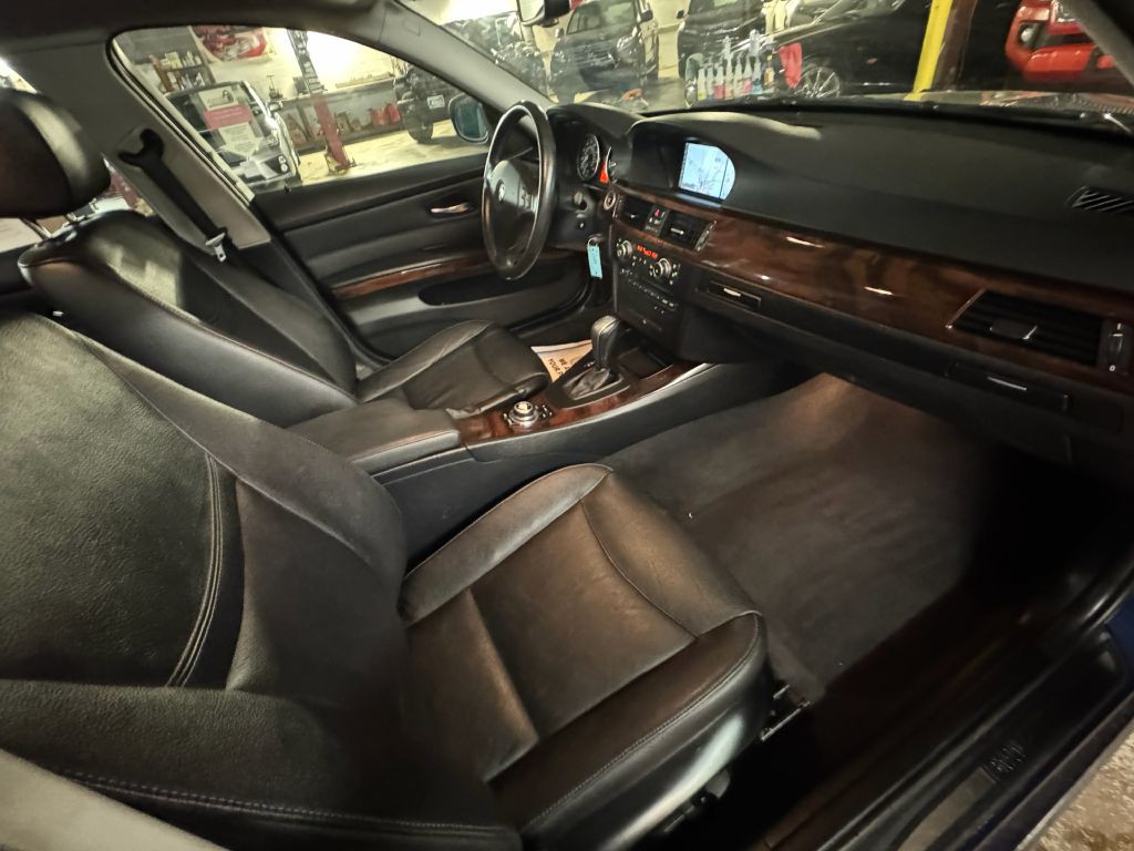 2011 BMW 3 Series Image 21