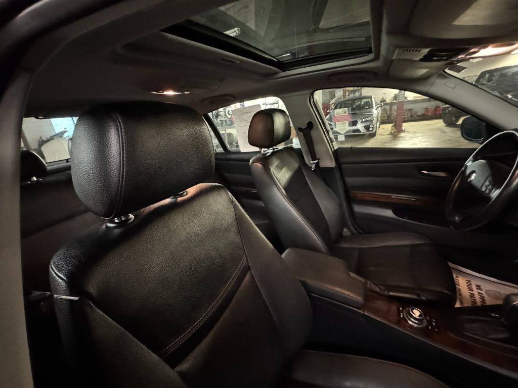 2011 BMW 3 Series Image 22