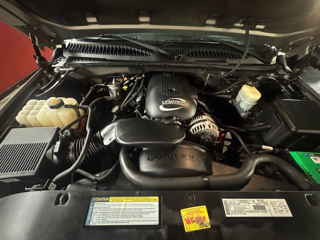 2001 Chevrolet Suburban Image 2