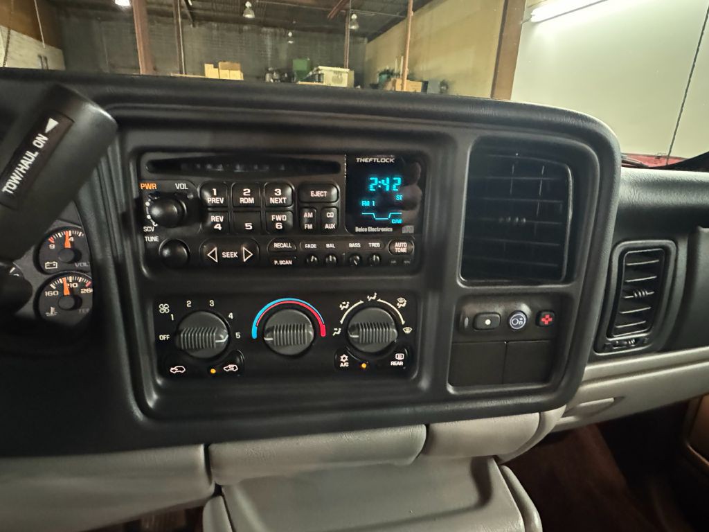 2001 Chevrolet Suburban Image 14