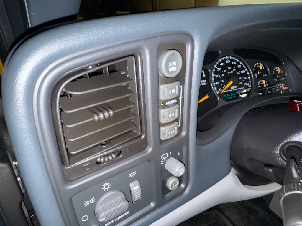 2001 Chevrolet Suburban Image 18