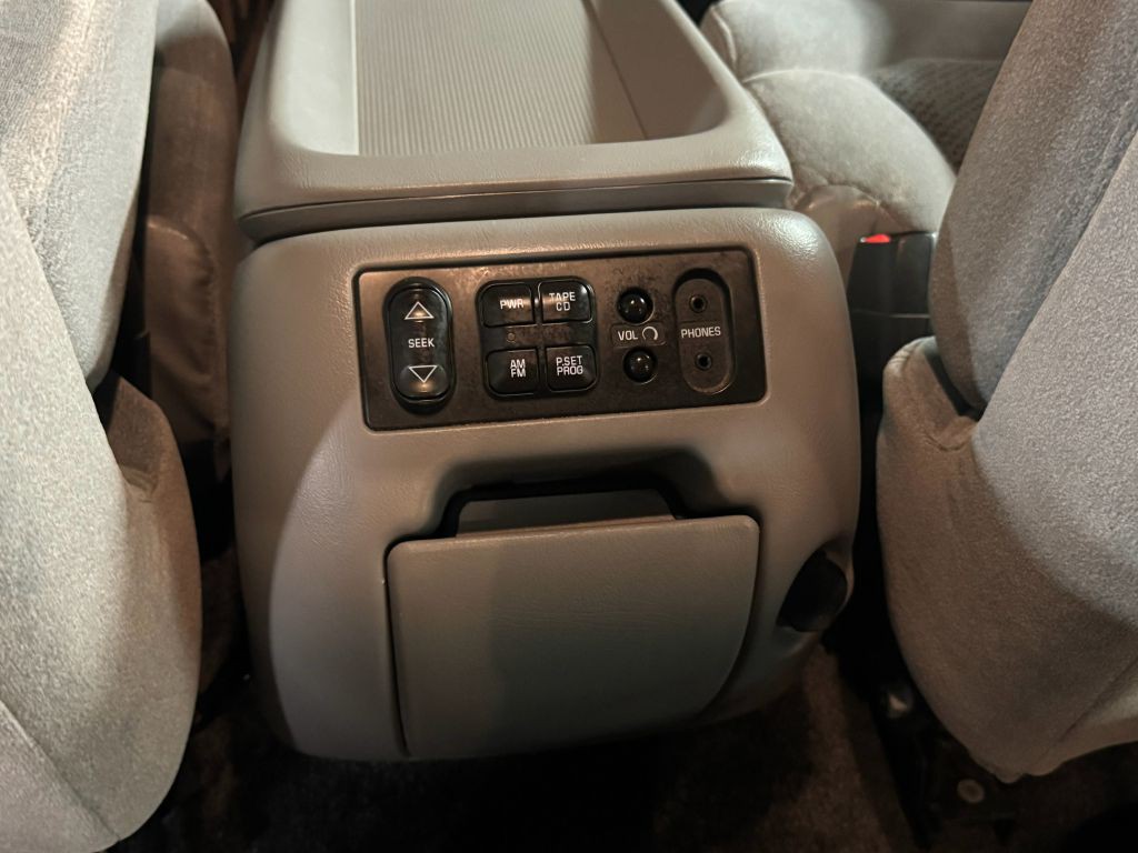 2001 Chevrolet Suburban Image 20