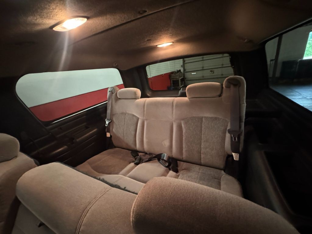 2001 Chevrolet Suburban Image 22