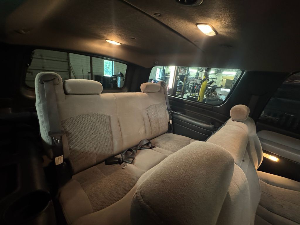2001 Chevrolet Suburban Image 24