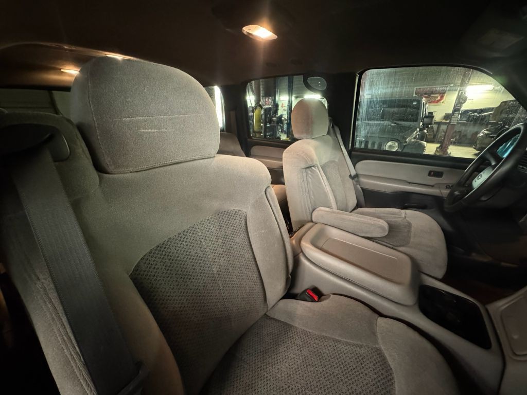 2001 Chevrolet Suburban Image 30