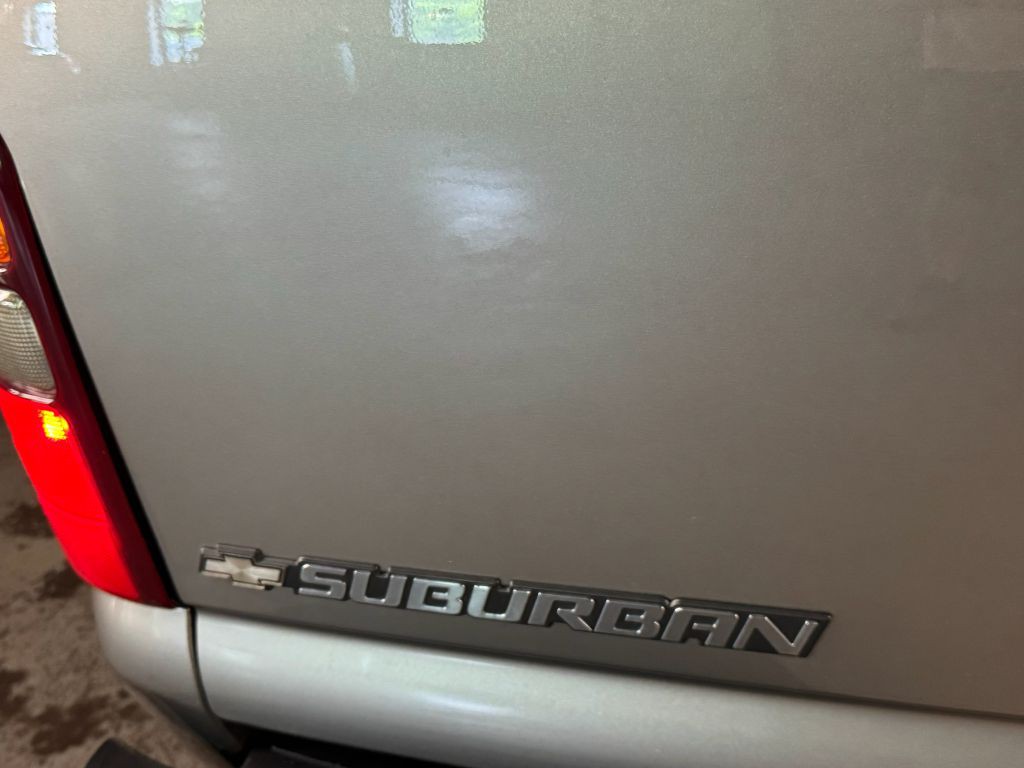 2001 Chevrolet Suburban Image 32