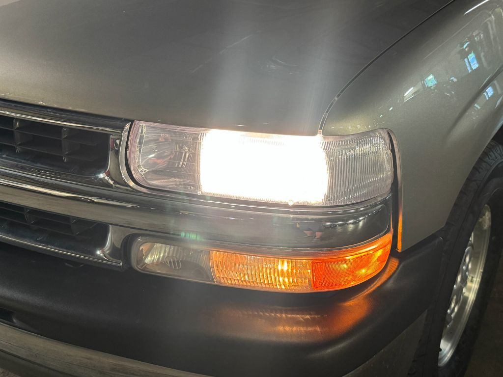 2001 Chevrolet Suburban Image 35