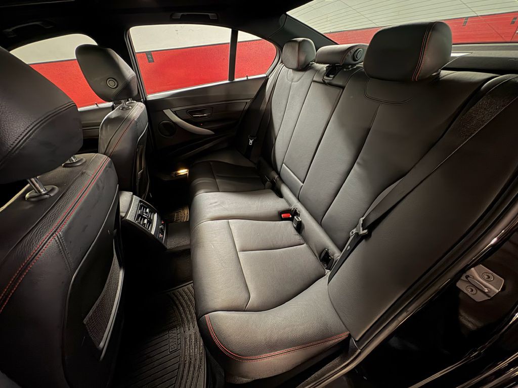 2013 BMW 3 Series Image 24