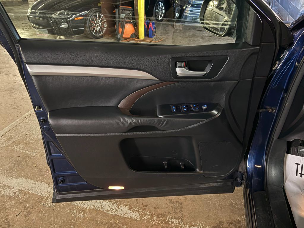 2015 Toyota Highlander Image 19