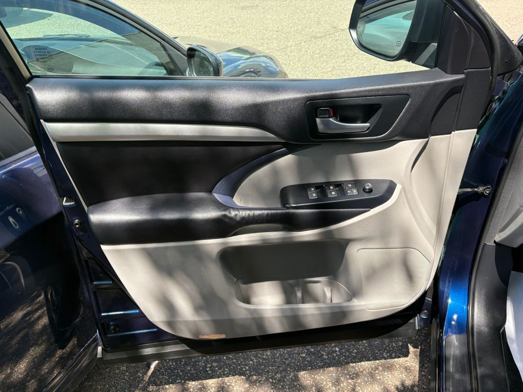 2016 Toyota Highlander Image 19