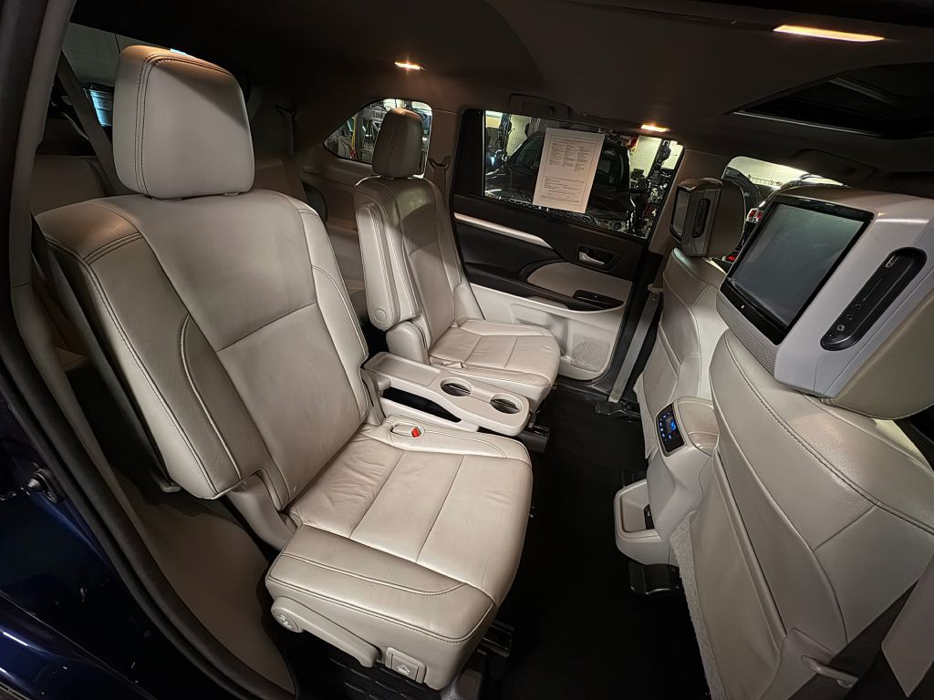 2016 Toyota Highlander Image 30