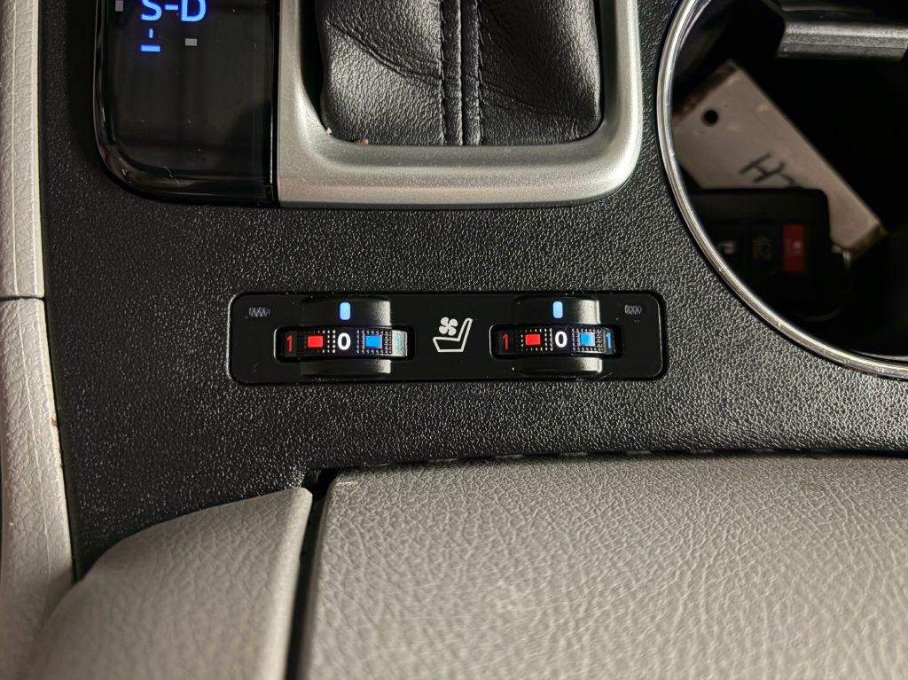 2016 Toyota Highlander Image 17