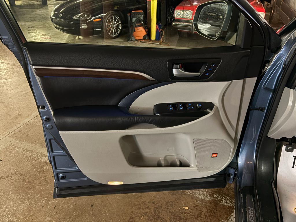 2016 Toyota Highlander Image 19