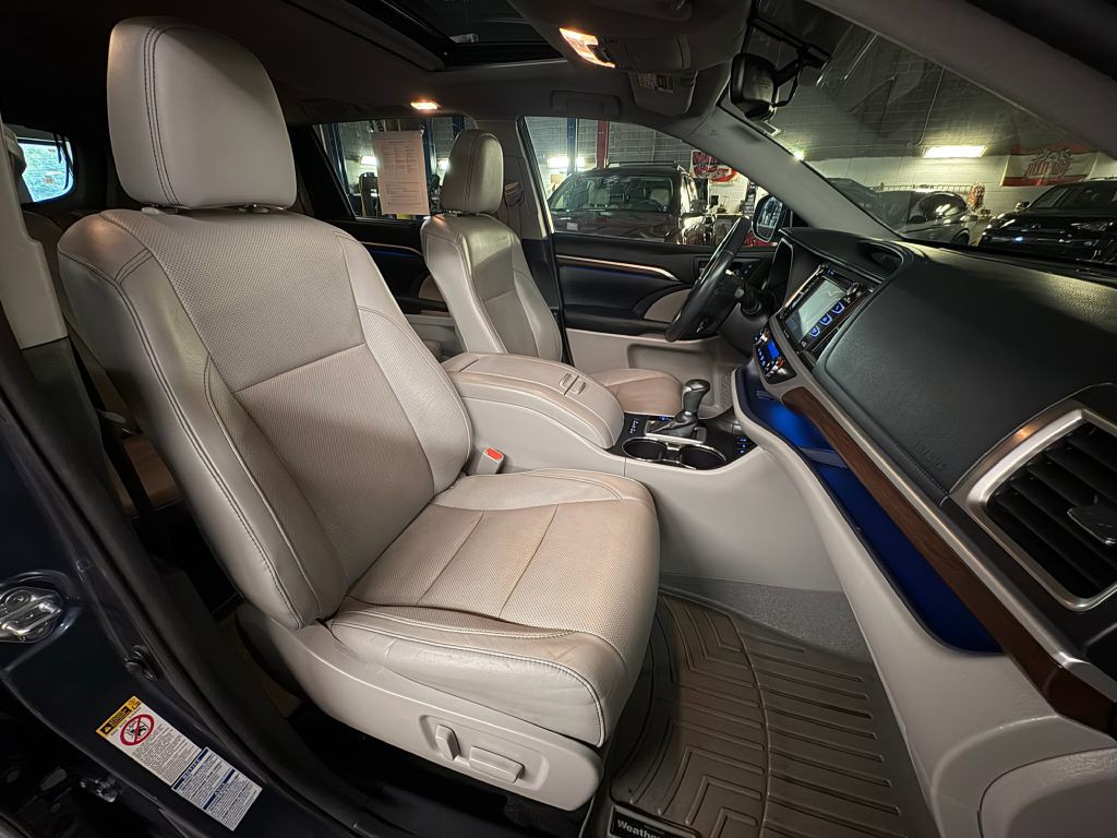 2016 Toyota Highlander Image 28