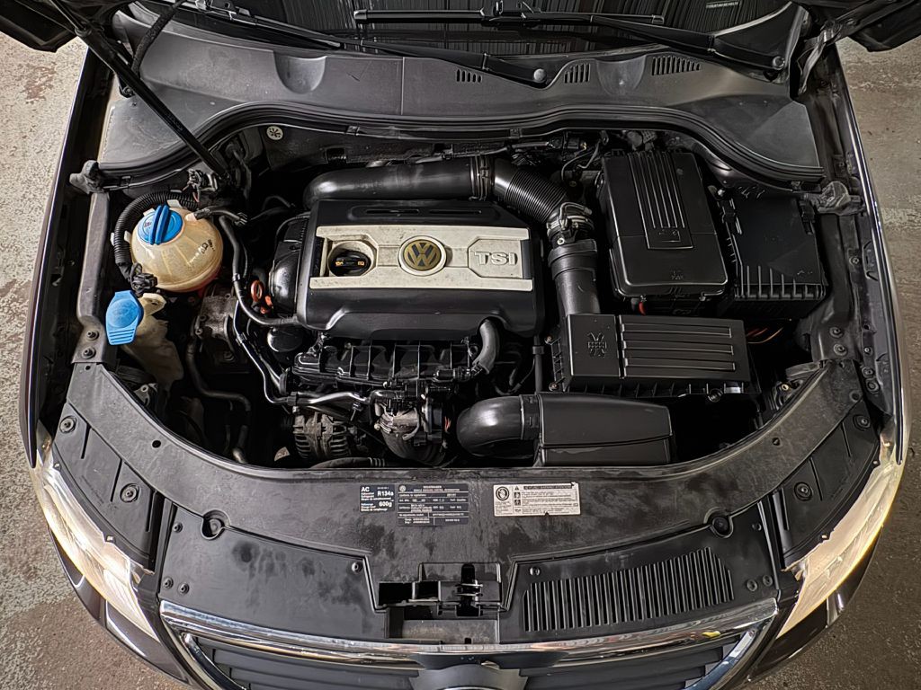 2010 Volkswagen Passat Image 2