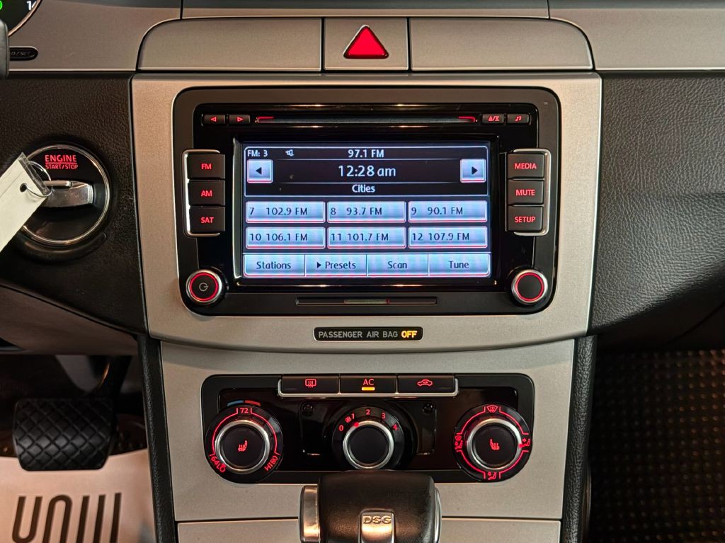 2010 Volkswagen Passat Image 14