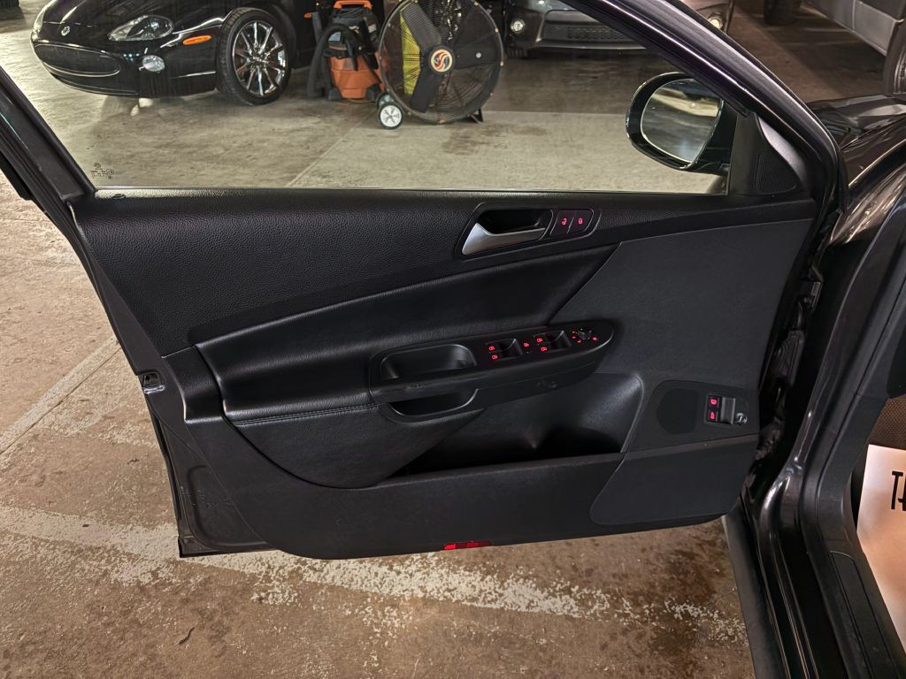 2010 Volkswagen Passat Image 17