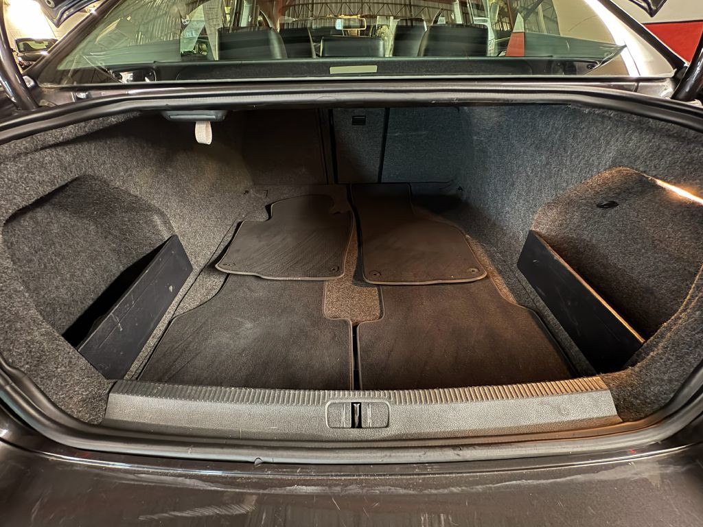 2010 Volkswagen Passat Image 21