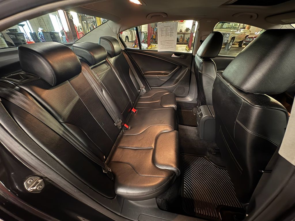 2010 Volkswagen Passat Image 22