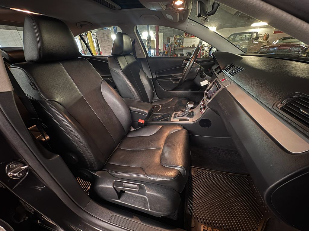 2010 Volkswagen Passat Image 23
